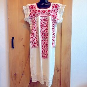 💕New Listing 💕 Stunning handmade embroidered cotton-manta kimono dress